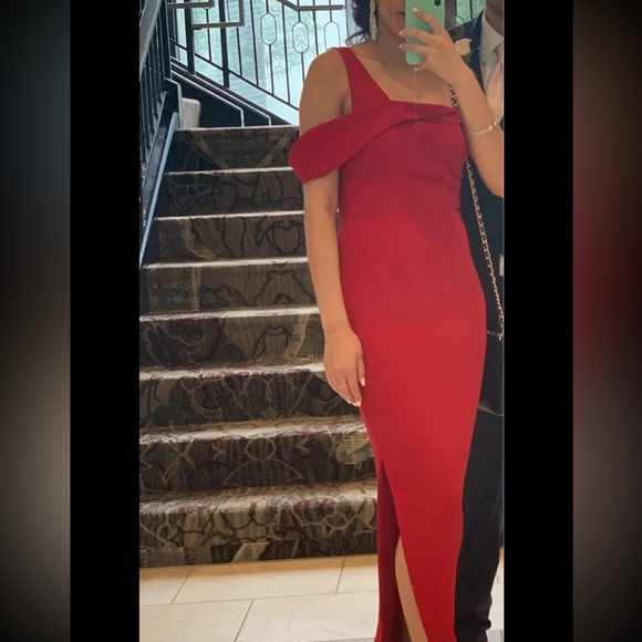 Red maxi gown with side slit - Picture 5 of 9